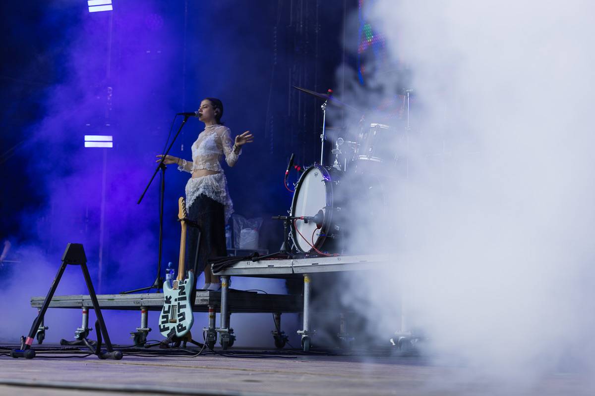 Chaos na Colours: Festival přerušila bouřka. Fanoušci na Mobyho tančili a zpívali v dešti