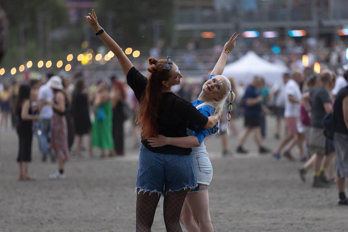 Chaos na Colours: Festival přerušila bouřka. Fanoušci na Mobyho tančili a zpívali v dešti