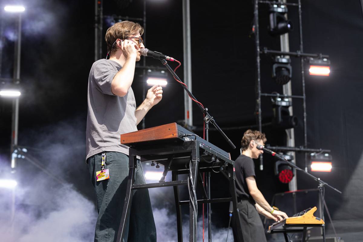 Chaos na Colours: Festival přerušila bouřka. Fanoušci na Mobyho tančili a zpívali v dešti