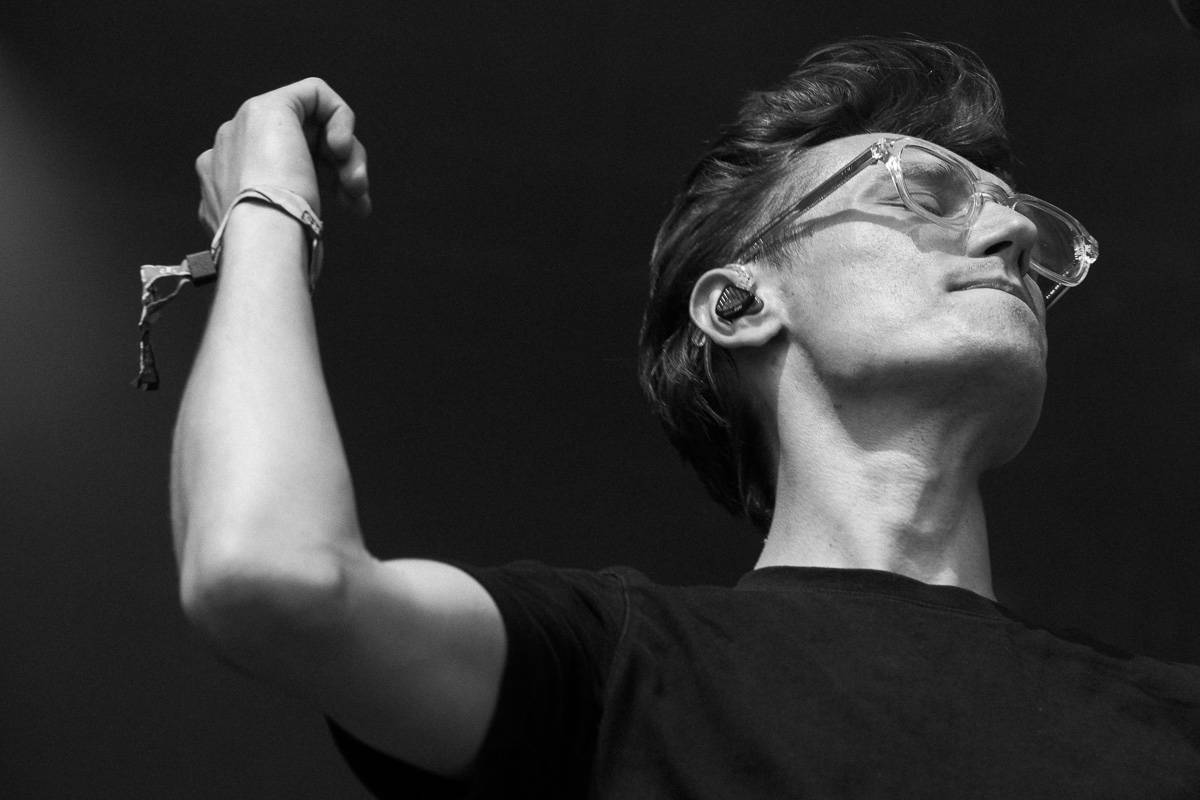 Chaos na Colours: Festival přerušila bouřka. Fanoušci na Mobyho tančili a zpívali v dešti