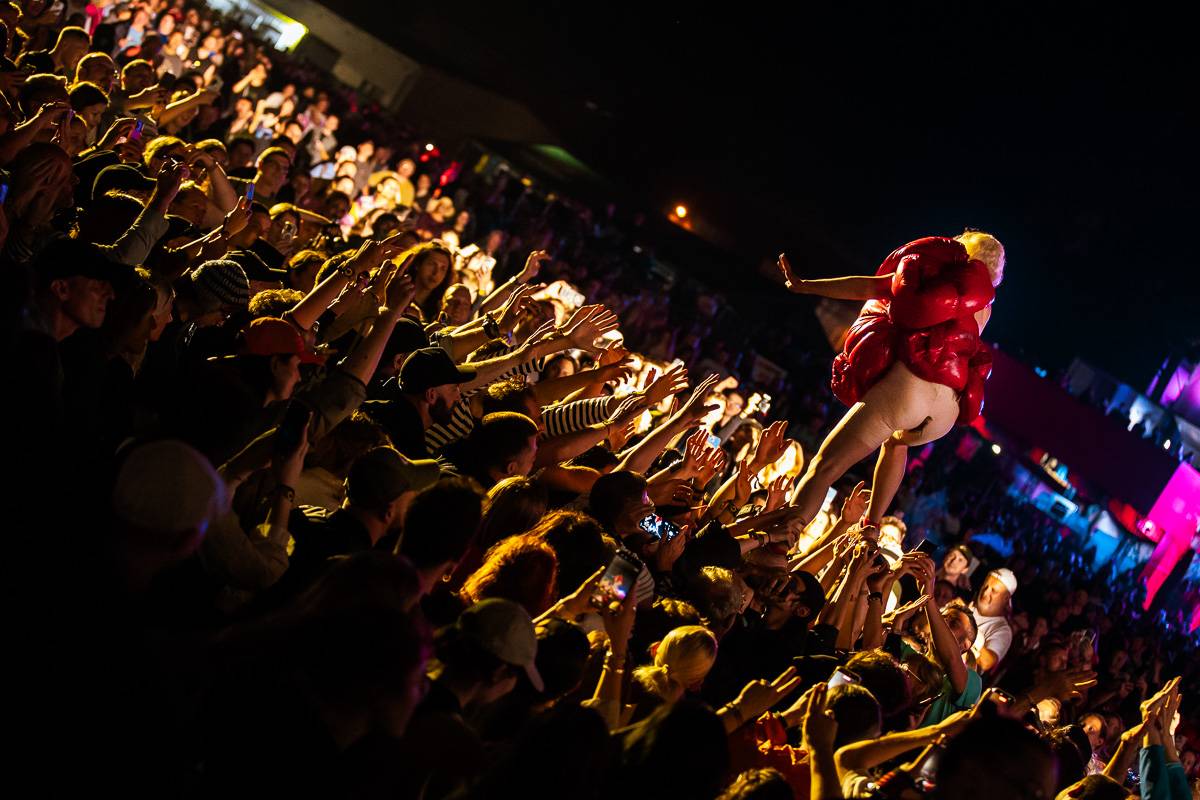 Colours of Ostrava uzavřel své brány: Extravagantní Peaches, skvělá Lorde i silný hlas Teddyho Swimse