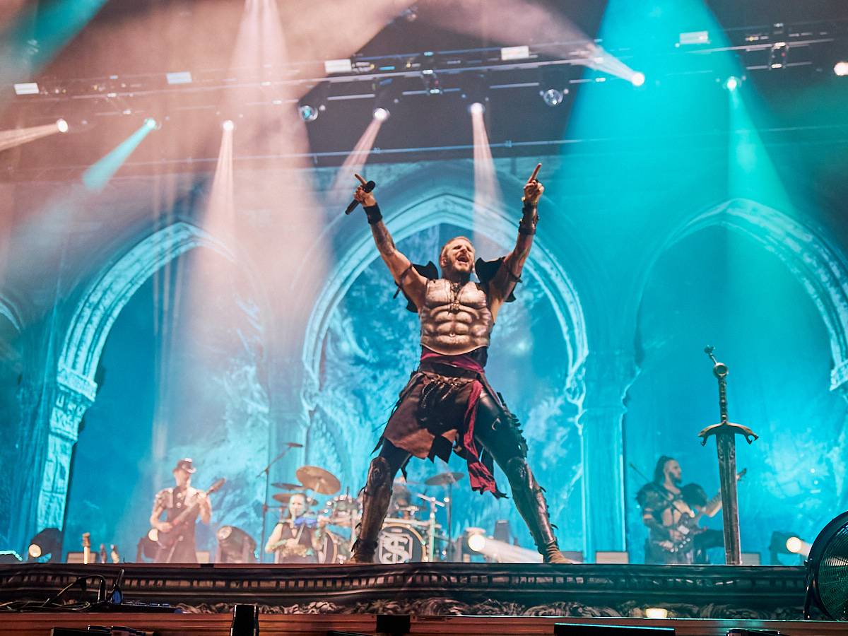 Masters of Rock, den třetí. Nekončící řada plaváčků při Feuerschwanz a Arch Enemy s novou zpěvačkou