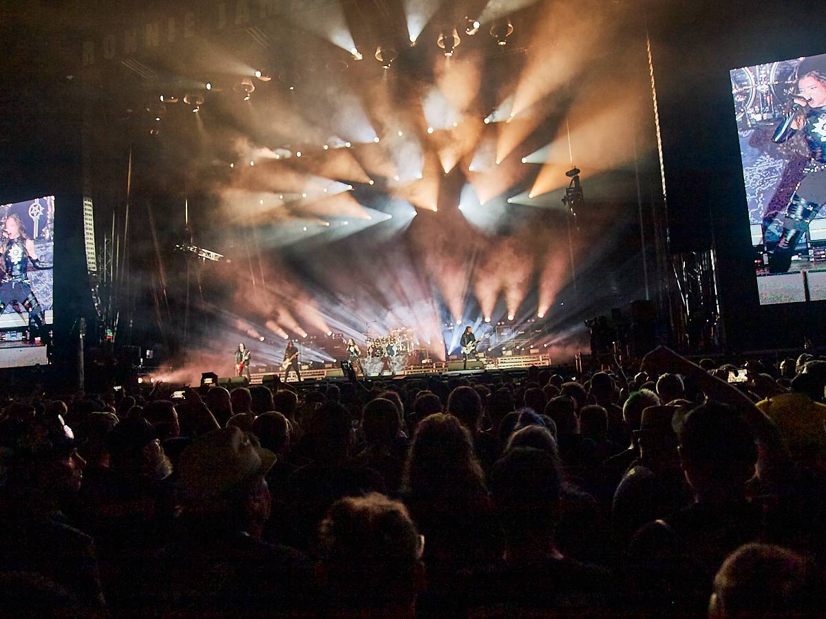 Masters of Rock, den třetí. Nekončící řada plaváčků při Feuerschwanz a Arch Enemy s novou zpěvačkou