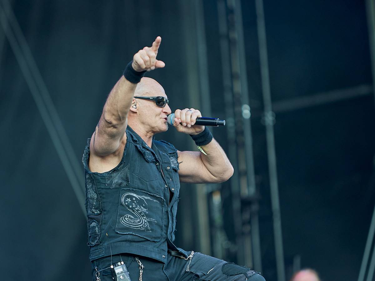 Masters of Rock, den třetí. Nekončící řada plaváčků při Feuerschwanz a Arch Enemy s novou zpěvačkou