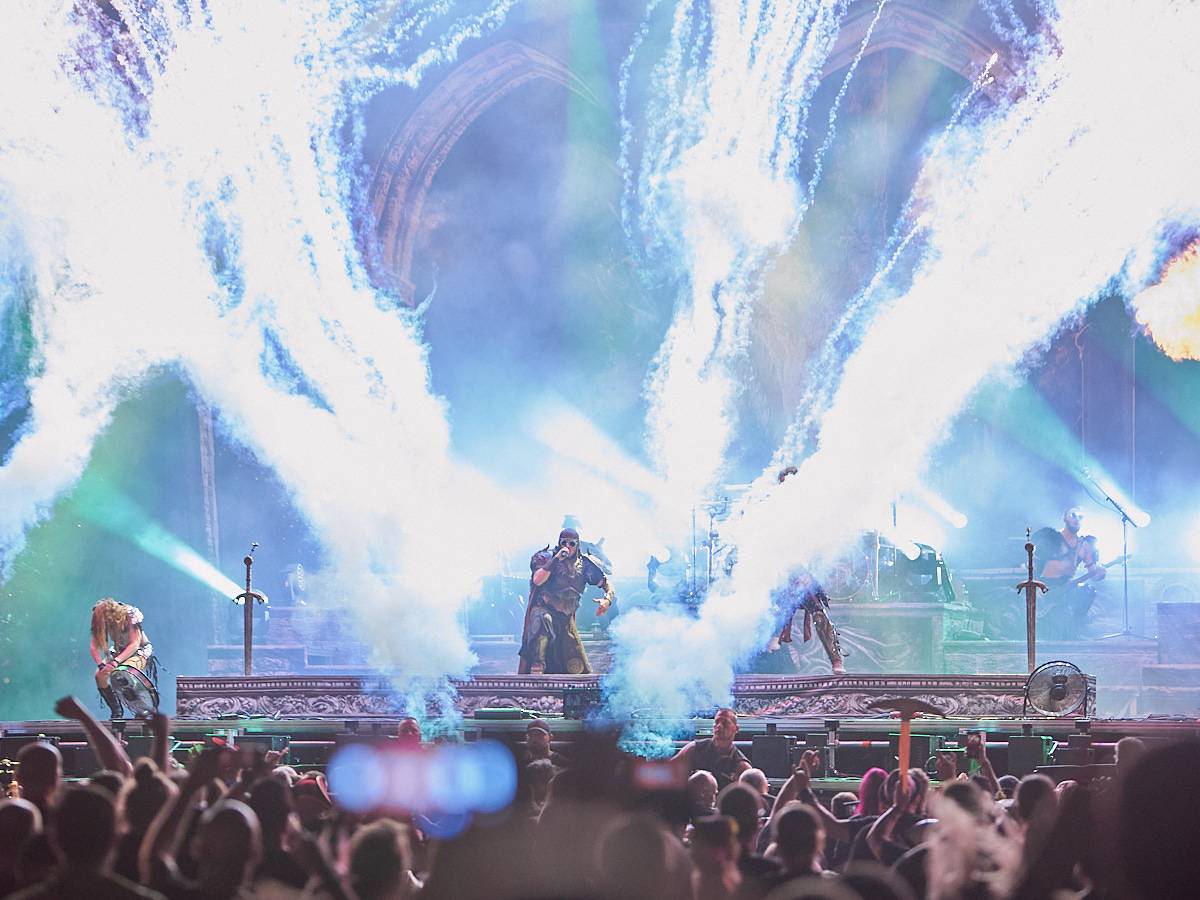 Masters of Rock, den třetí. Nekončící řada plaváčků při Feuerschwanz a Arch Enemy s novou zpěvačkou