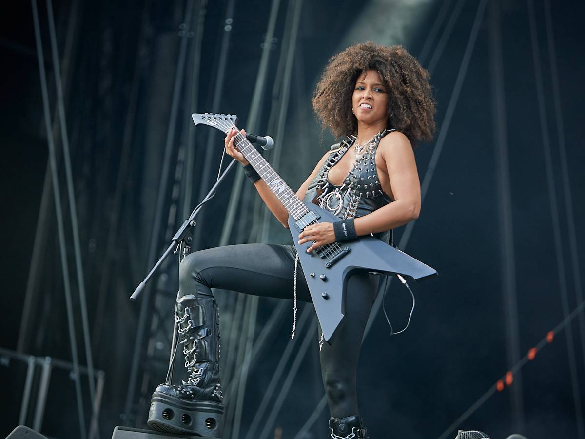 Masters of Rock, den třetí. Nekončící řada plaváčků při Feuerschwanz a Arch Enemy s novou zpěvačkou