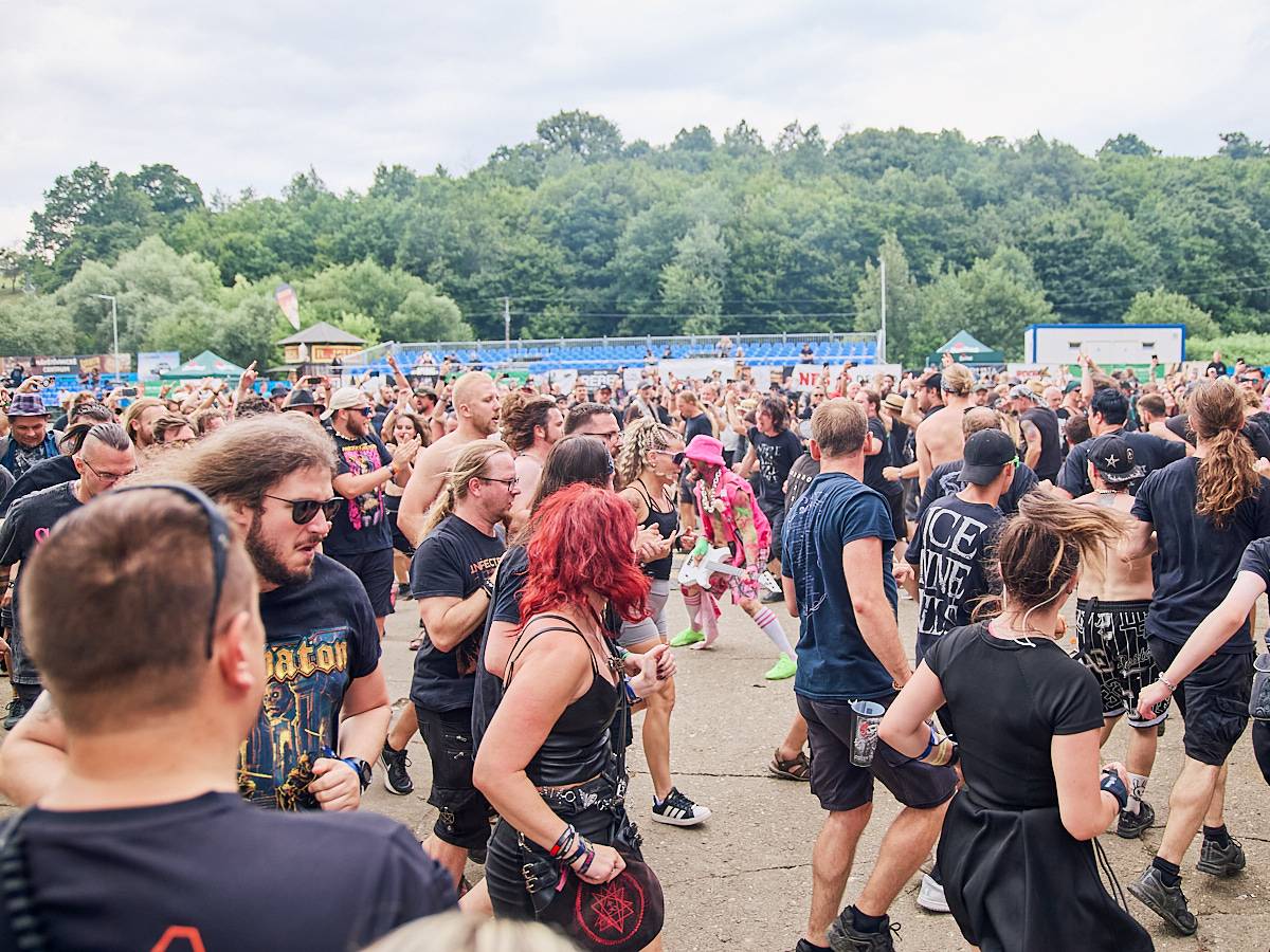 Masters of Rock, den třetí. Nekončící řada plaváčků při Feuerschwanz a Arch Enemy s novou zpěvačkou