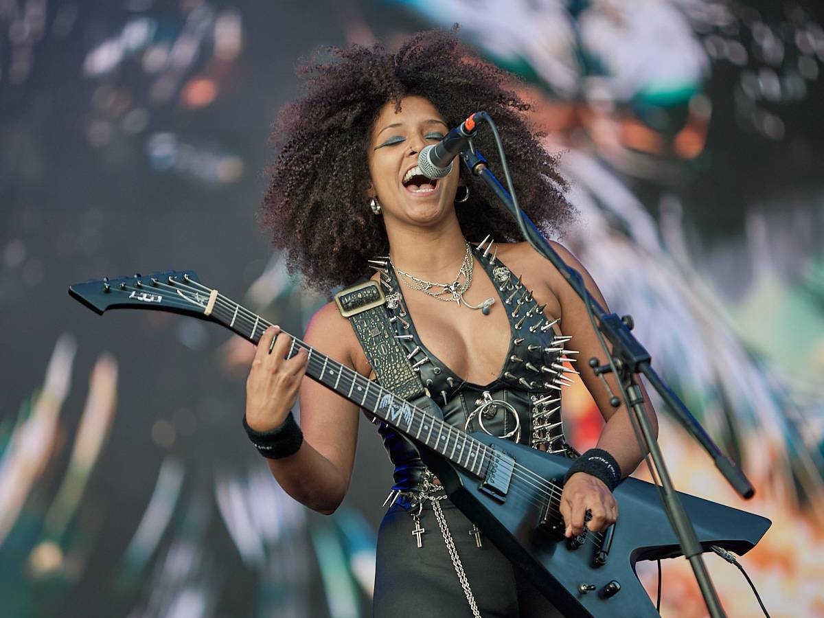 Masters of Rock, den třetí. Nekončící řada plaváčků při Feuerschwanz a Arch Enemy s novou zpěvačkou