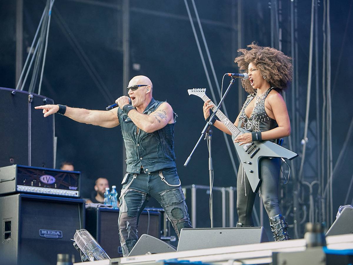 Masters of Rock, den třetí. Nekončící řada plaváčků při Feuerschwanz a Arch Enemy s novou zpěvačkou