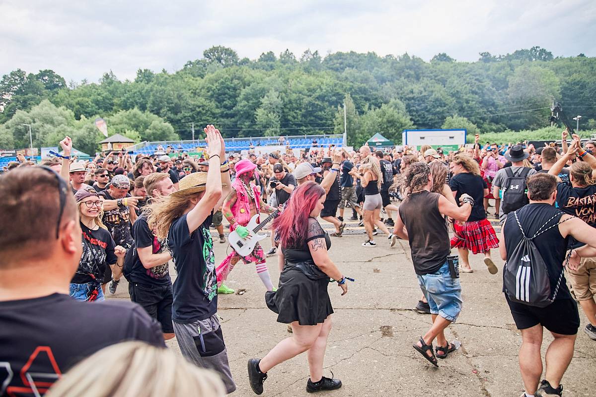 Masters of Rock, den třetí. Nekončící řada plaváčků při Feuerschwanz a Arch Enemy s novou zpěvačkou