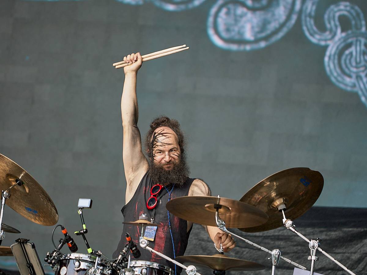 Masters of Rock, den třetí. Nekončící řada plaváčků při Feuerschwanz a Arch Enemy s novou zpěvačkou