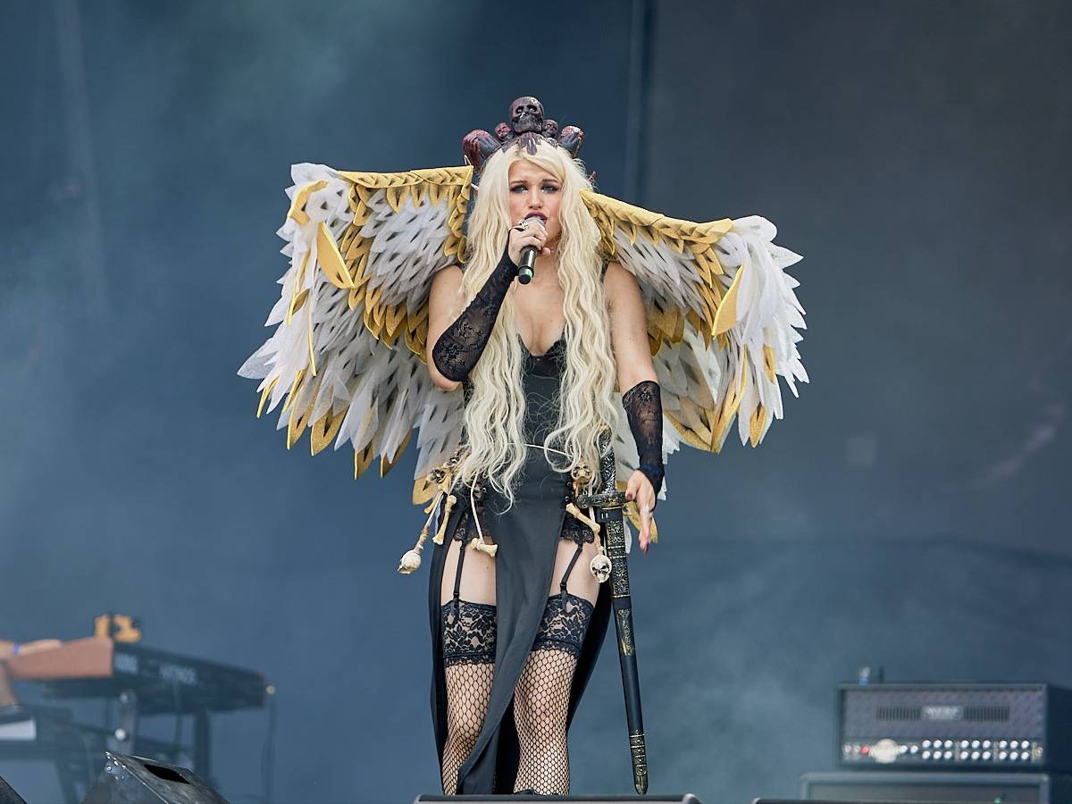 Masters of Rock, den třetí. Nekončící řada plaváčků při Feuerschwanz a Arch Enemy s novou zpěvačkou