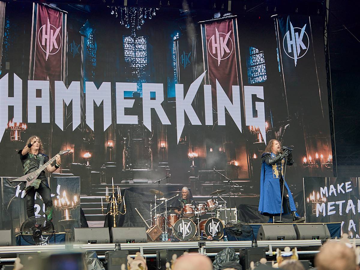 Masters of Rock, den třetí. Nekončící řada plaváčků při Feuerschwanz a Arch Enemy s novou zpěvačkou