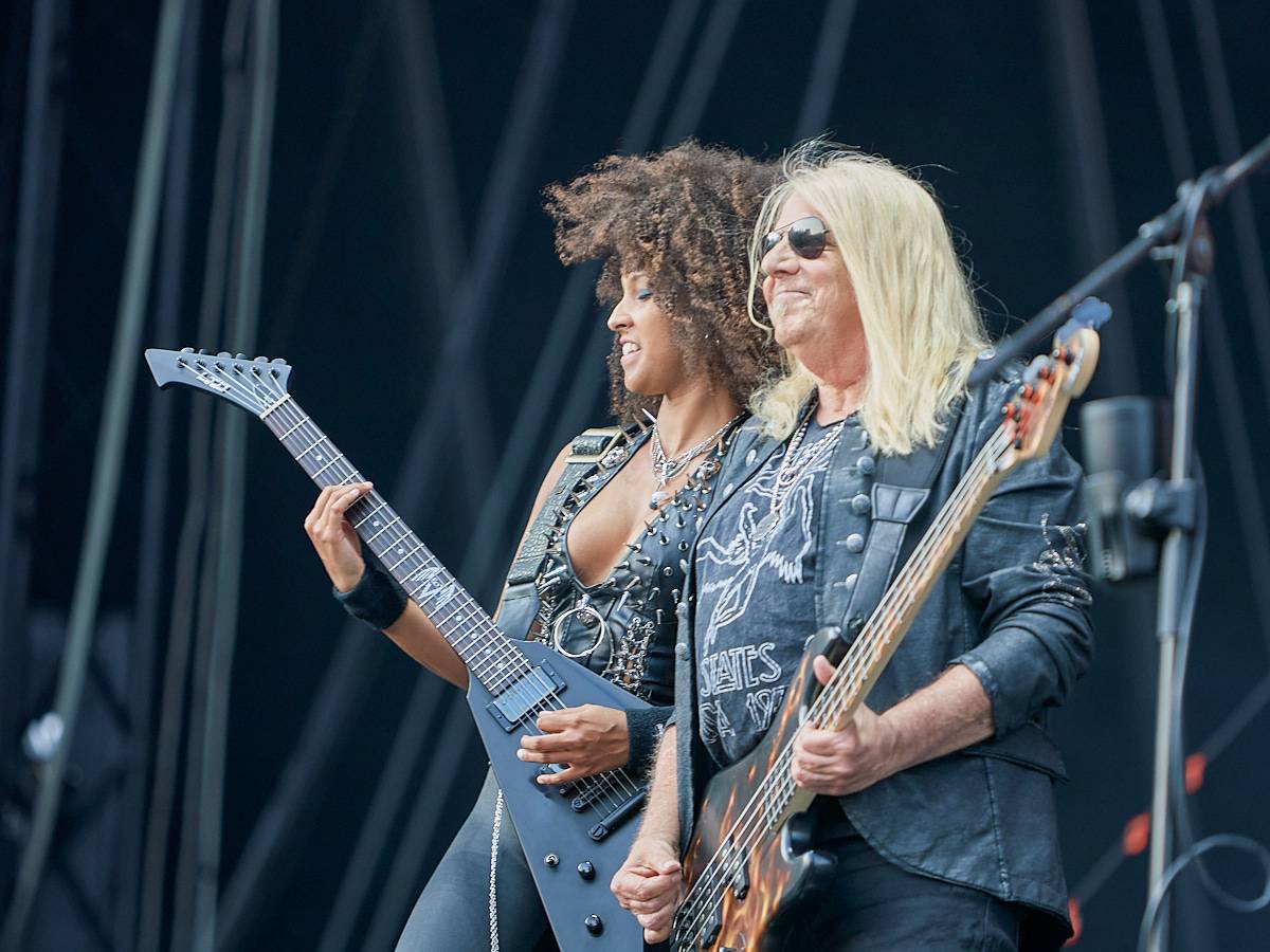 Masters of Rock, den třetí. Nekončící řada plaváčků při Feuerschwanz a Arch Enemy s novou zpěvačkou