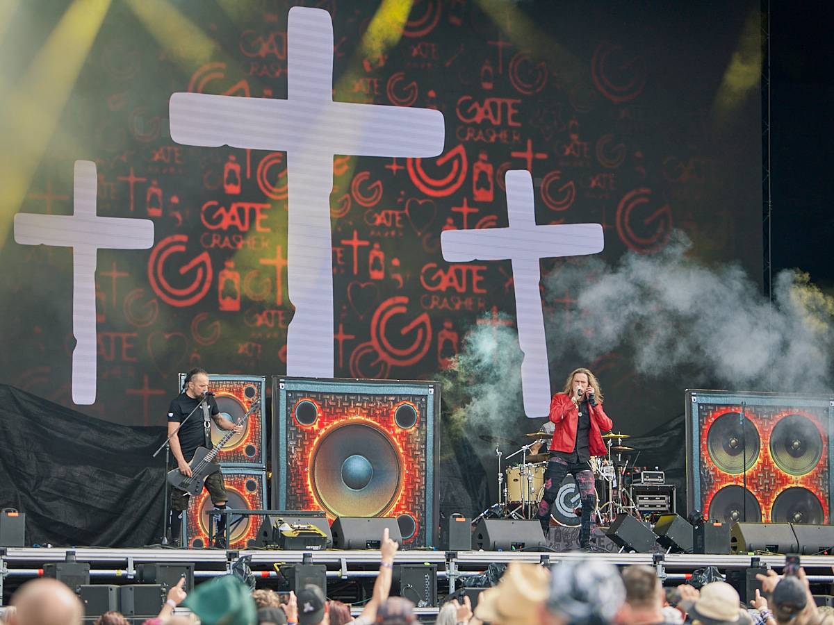 Masters of Rock, den třetí. Nekončící řada plaváčků při Feuerschwanz a Arch Enemy s novou zpěvačkou