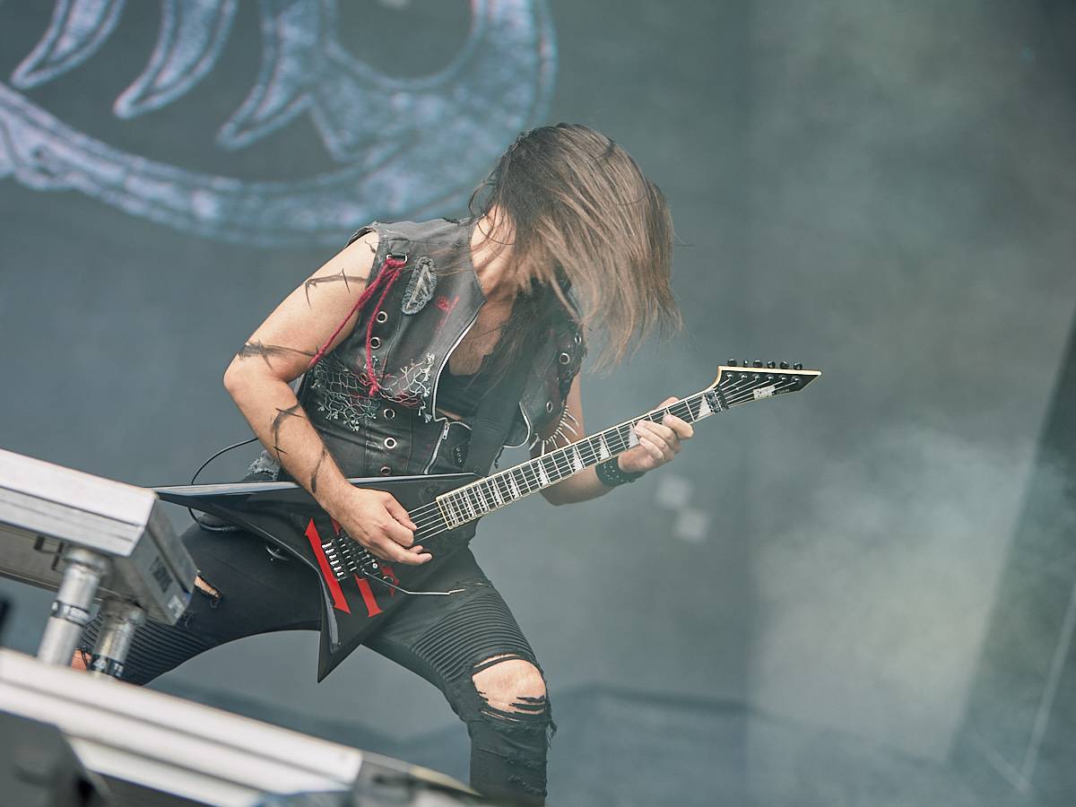 Masters of Rock, den třetí. Nekončící řada plaváčků při Feuerschwanz a Arch Enemy s novou zpěvačkou