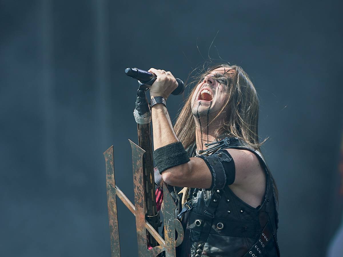Masters of Rock, den třetí. Nekončící řada plaváčků při Feuerschwanz a Arch Enemy s novou zpěvačkou