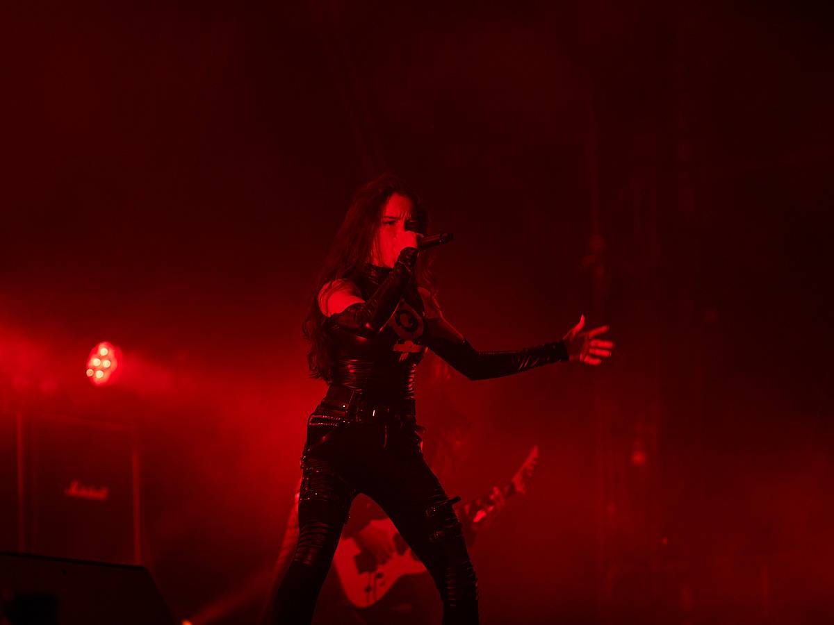 Masters of Rock, den třetí. Nekončící řada plaváčků při Feuerschwanz a Arch Enemy s novou zpěvačkou
