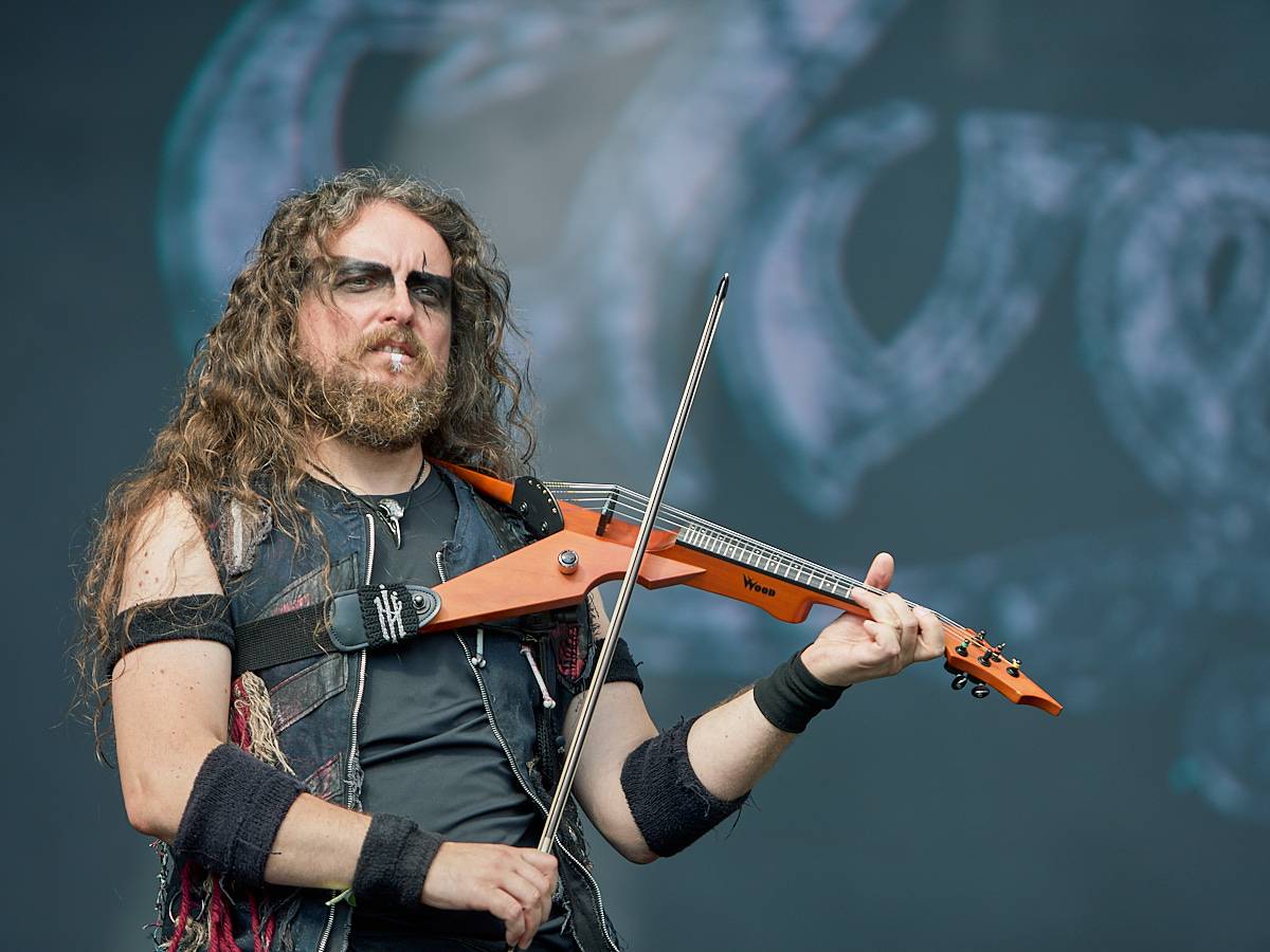 Masters of Rock, den třetí. Nekončící řada plaváčků při Feuerschwanz a Arch Enemy s novou zpěvačkou