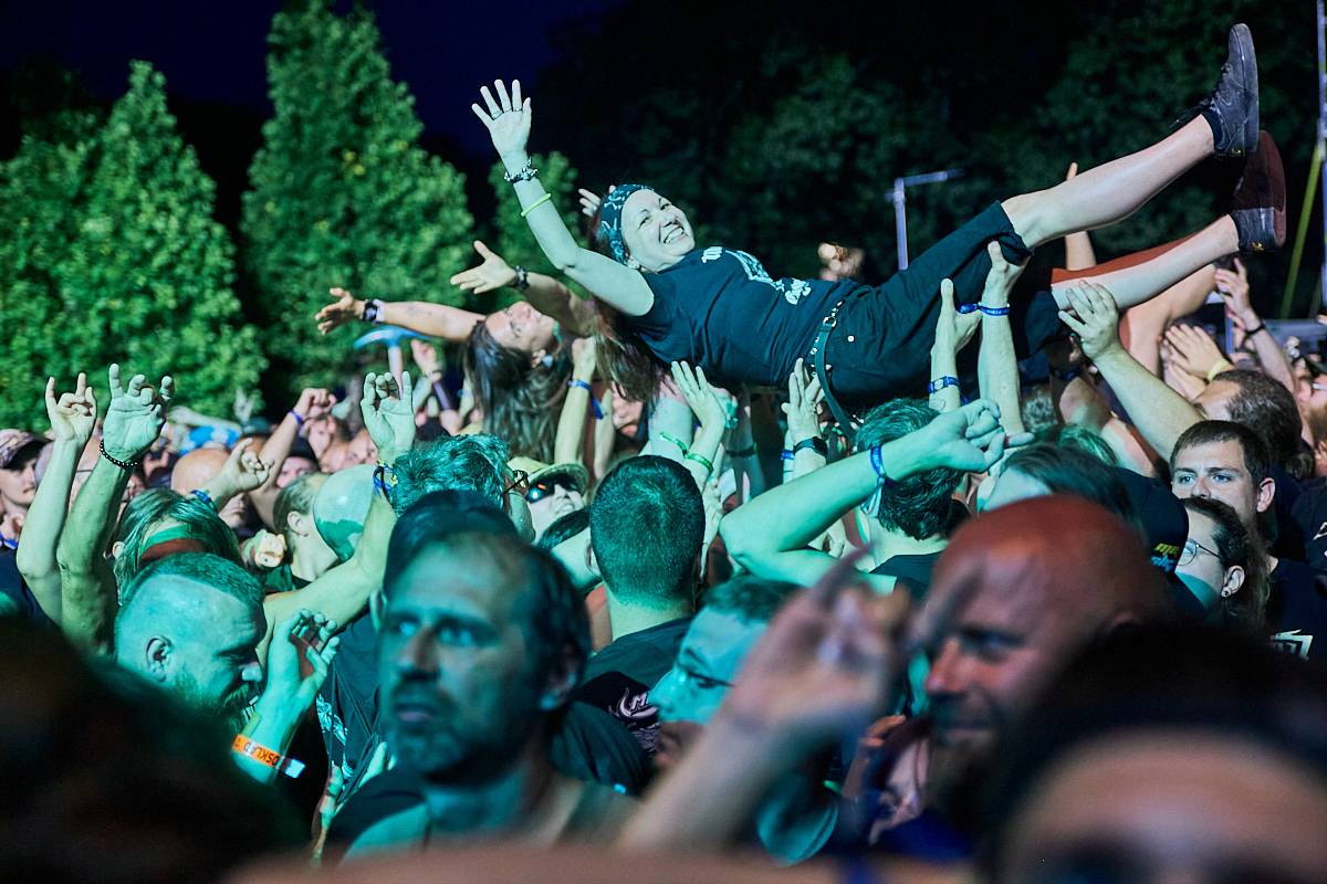 Masters of Rock, den třetí. Nekončící řada plaváčků při Feuerschwanz a Arch Enemy s novou zpěvačkou