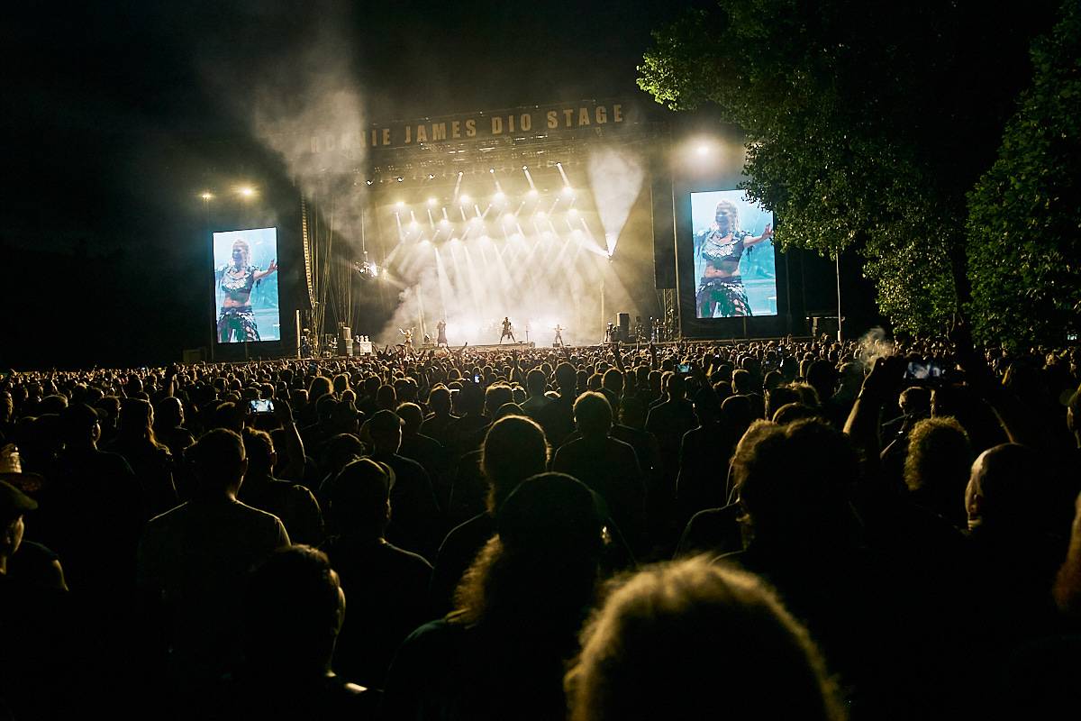 Masters of Rock, den třetí. Nekončící řada plaváčků při Feuerschwanz a Arch Enemy s novou zpěvačkou