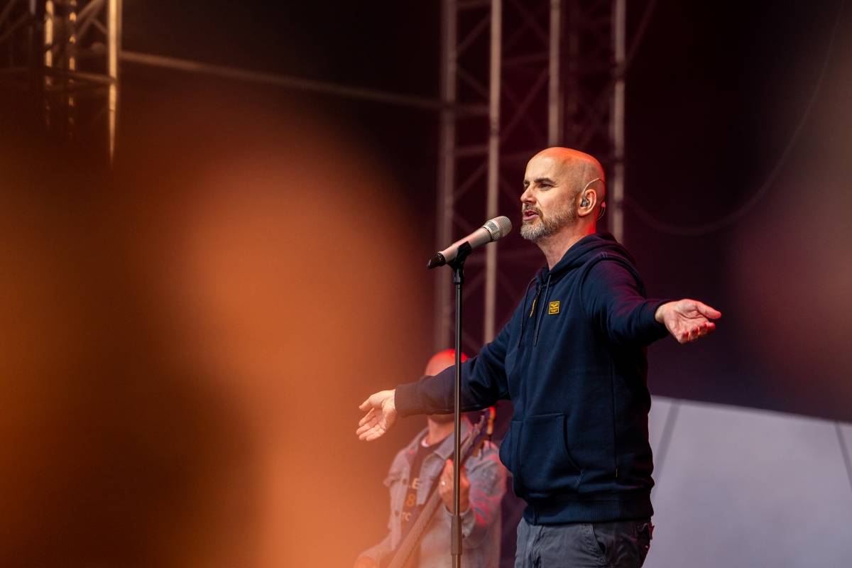 Benátská! odstartovala. Koncert Richarda Müllera zrušil déšť, No Name roztančili dav a Mirai poskládali novou kapelu
