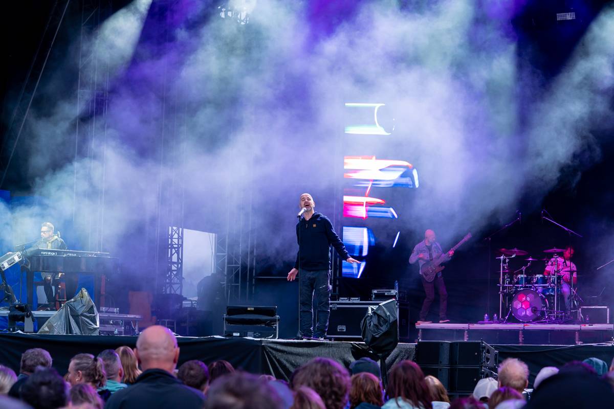 Benátská! odstartovala. Koncert Richarda Müllera zrušil déšť, No Name roztančili dav a Mirai poskládali novou kapelu
