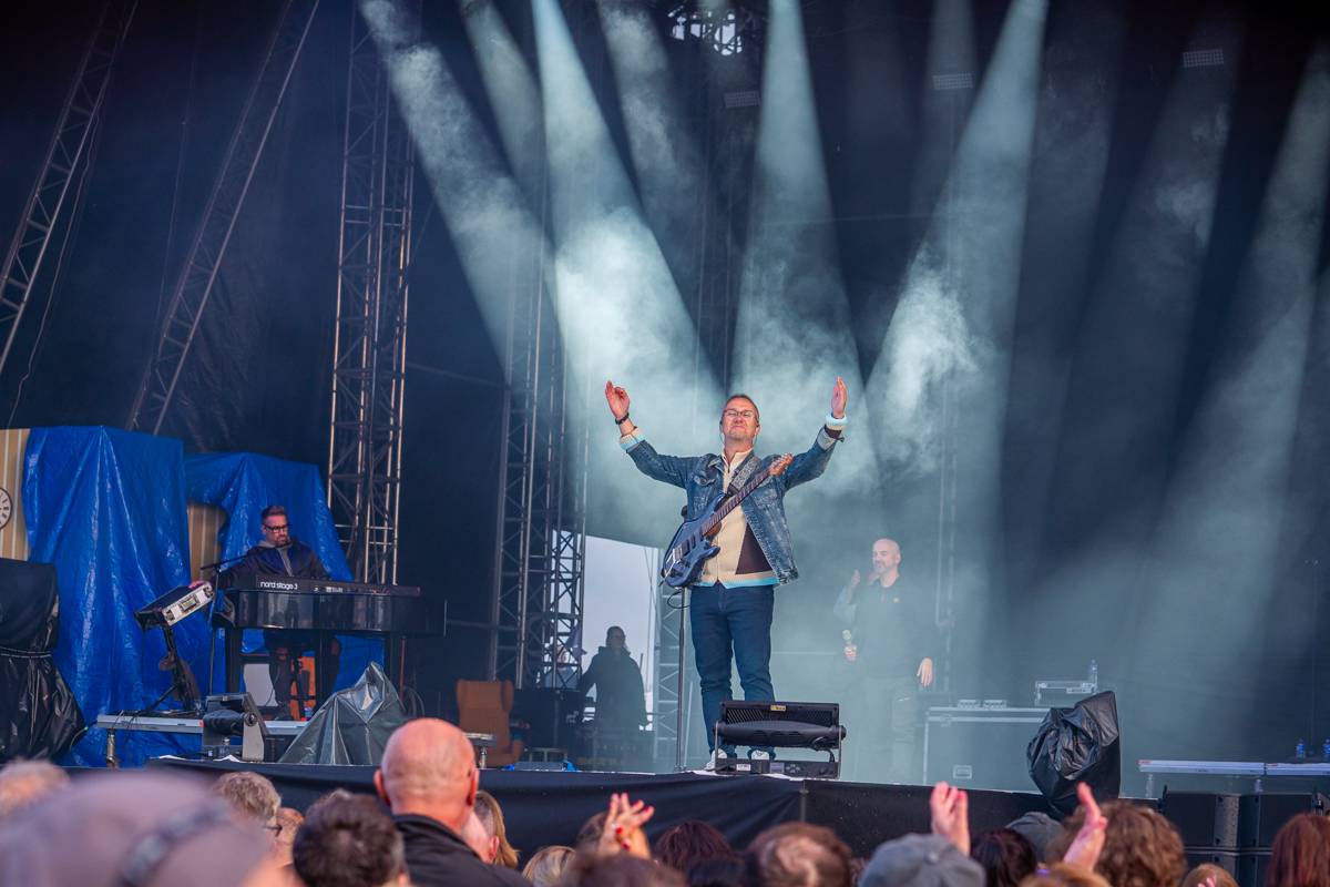 Benátská! odstartovala. Koncert Richarda Müllera zrušil déšť, No Name roztančili dav a Mirai poskládali novou kapelu
