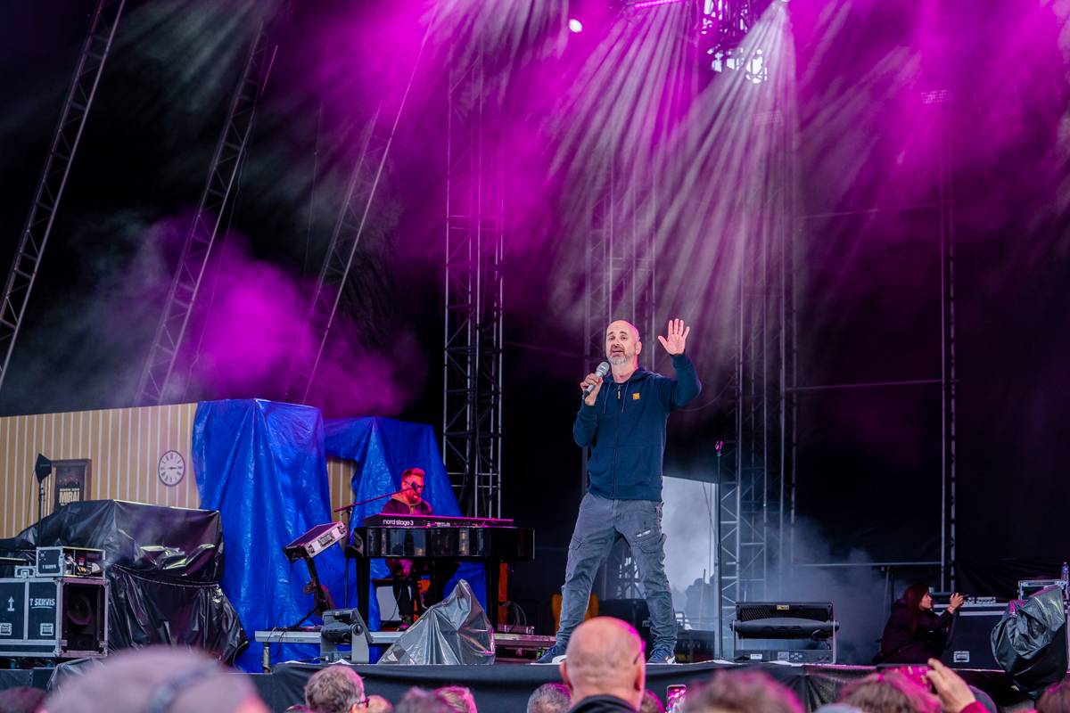 Benátská! odstartovala. Koncert Richarda Müllera zrušil déšť, No Name roztančili dav a Mirai poskládali novou kapelu