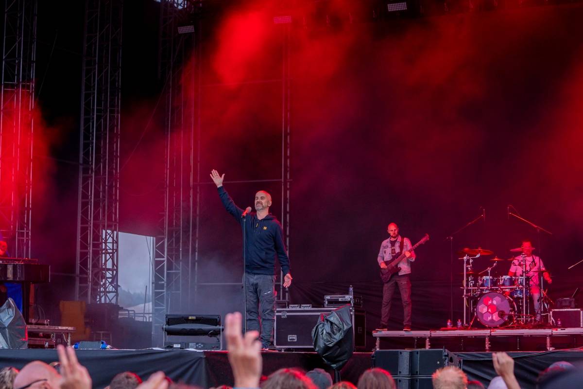 Benátská! odstartovala. Koncert Richarda Müllera zrušil déšť, No Name roztančili dav a Mirai poskládali novou kapelu