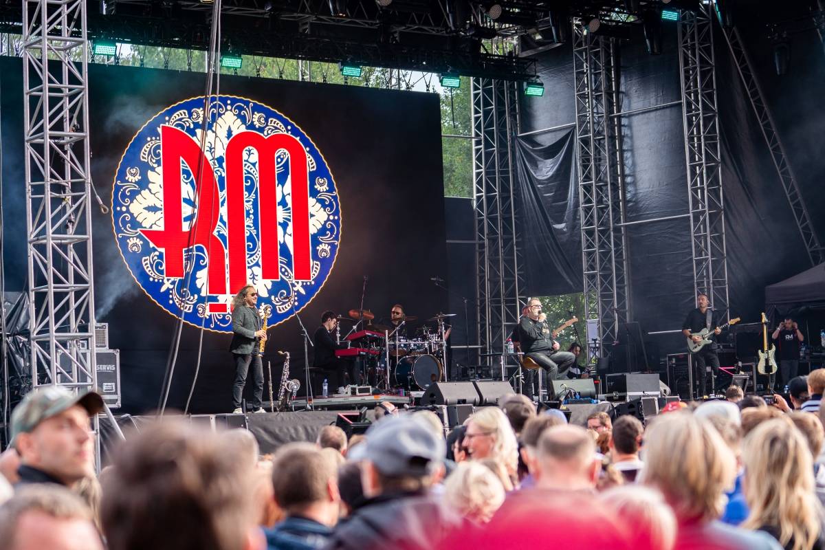 Benátská! odstartovala. Koncert Richarda Müllera zrušil déšť, No Name roztančili dav a Mirai poskládali novou kapelu