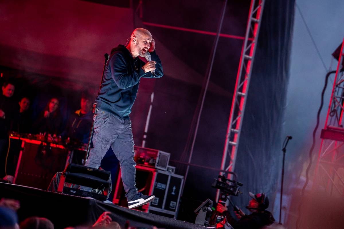 Benátská! odstartovala. Koncert Richarda Müllera zrušil déšť, No Name roztančili dav a Mirai poskládali novou kapelu