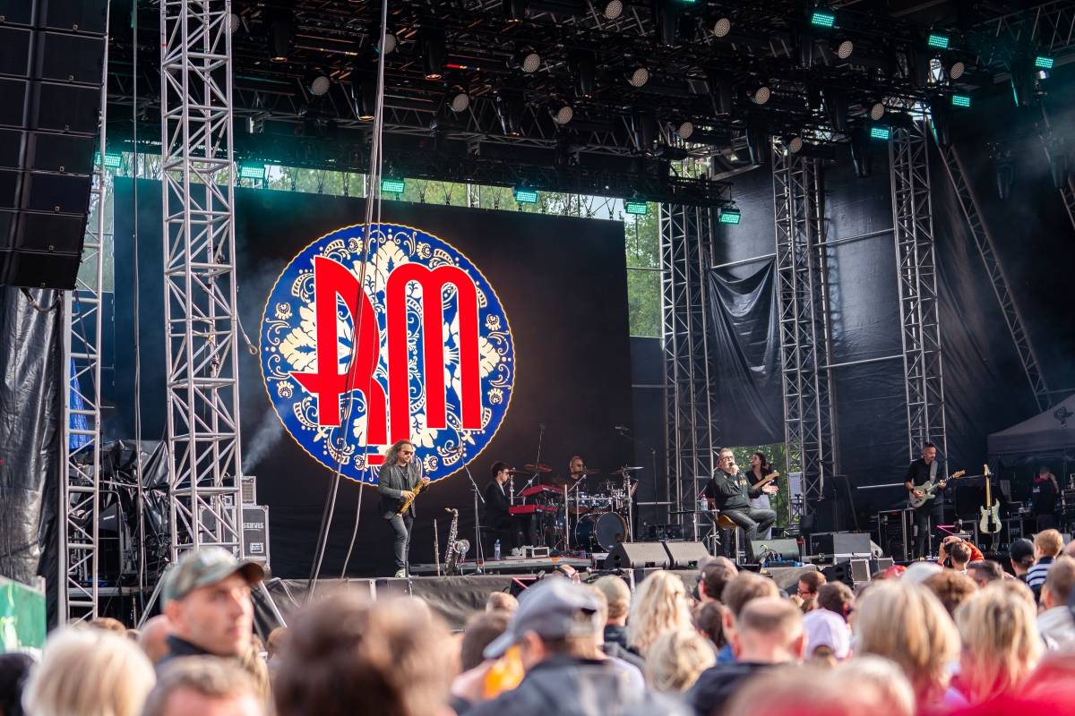 Benátská! odstartovala. Koncert Richarda Müllera zrušil déšť, No Name roztančili dav a Mirai poskládali novou kapelu