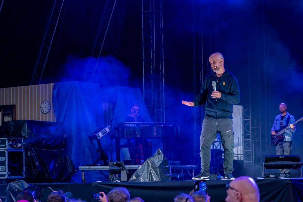 Benátská! odstartovala. Koncert Richarda Müllera zrušil déšť, No Name roztančili dav a Mirai poskládali novou kapelu