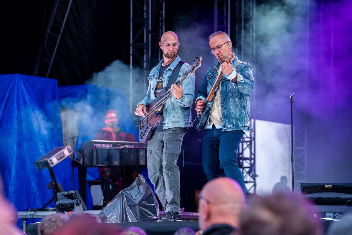 Benátská! odstartovala. Koncert Richarda Müllera zrušil déšť, No Name roztančili dav a Mirai poskládali novou kapelu