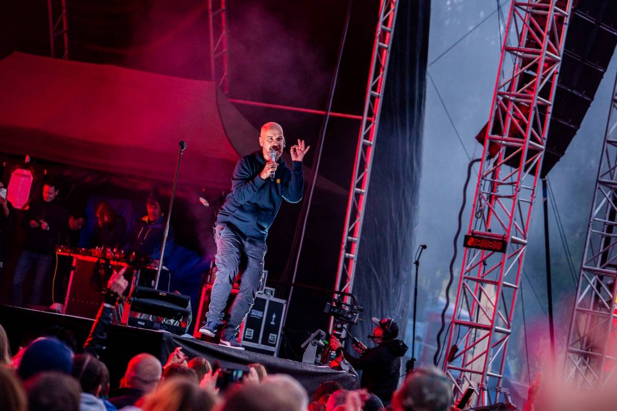Benátská! odstartovala. Koncert Richarda Müllera zrušil déšť, No Name roztančili dav a Mirai poskládali novou kapelu
