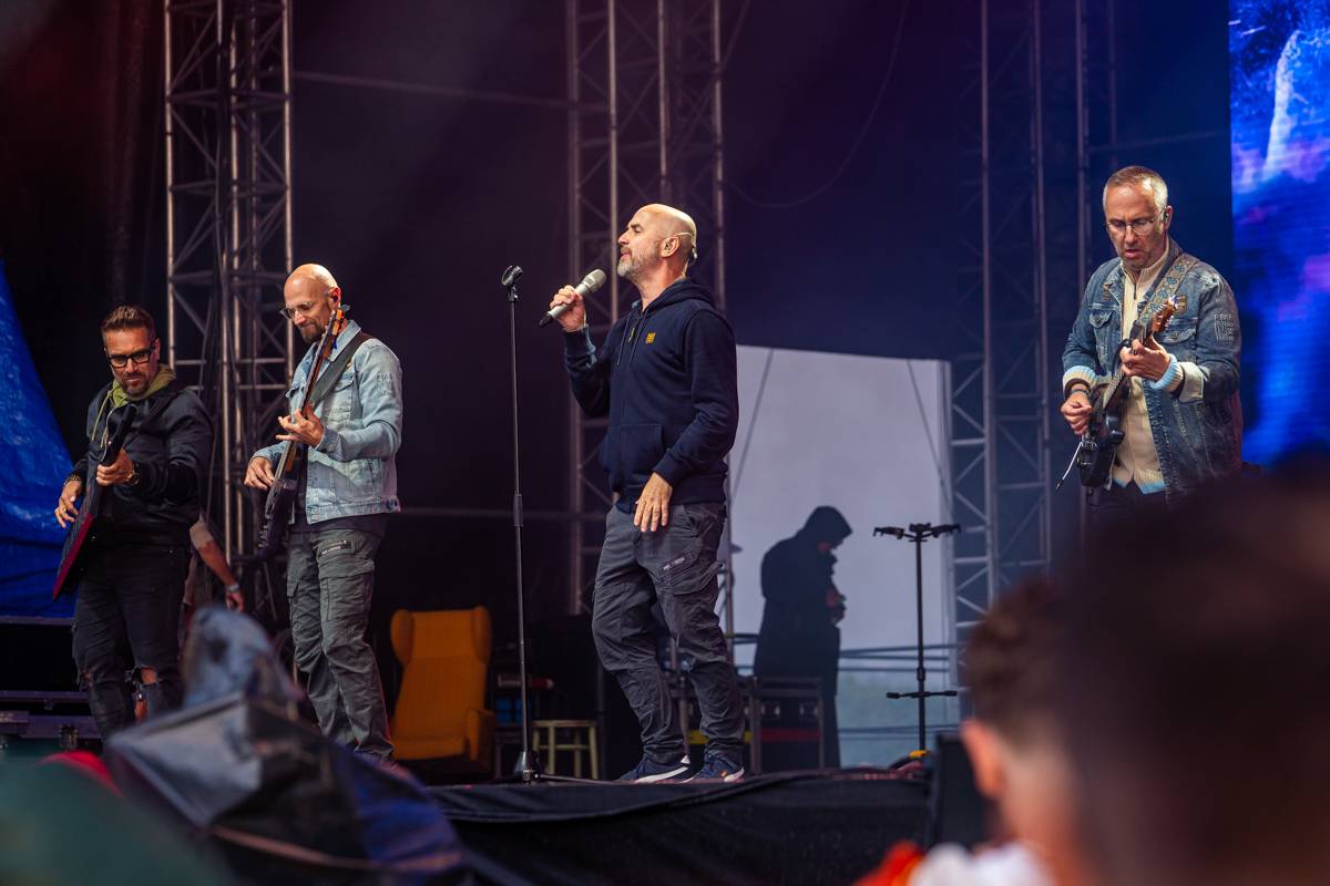 Benátská! odstartovala. Koncert Richarda Müllera zrušil déšť, No Name roztančili dav a Mirai poskládali novou kapelu