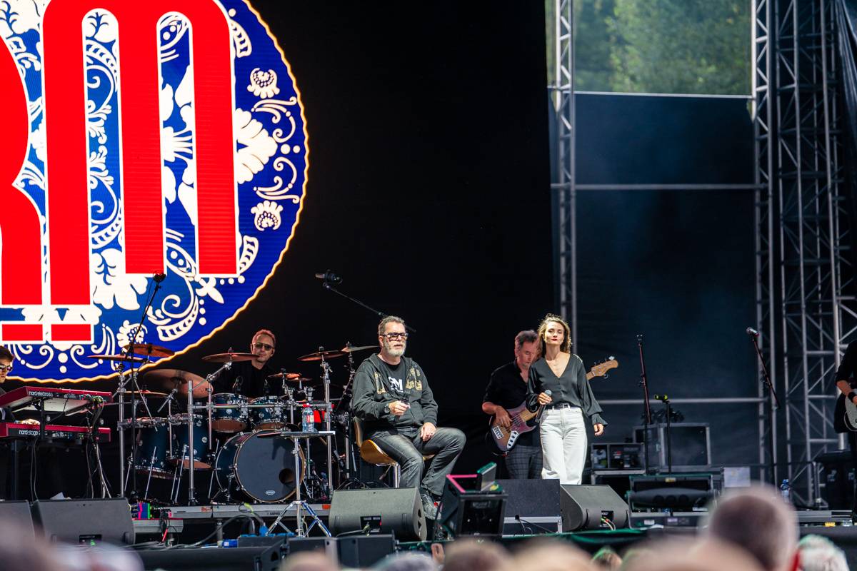 Benátská! odstartovala. Koncert Richarda Müllera zrušil déšť, No Name roztančili dav a Mirai poskládali novou kapelu