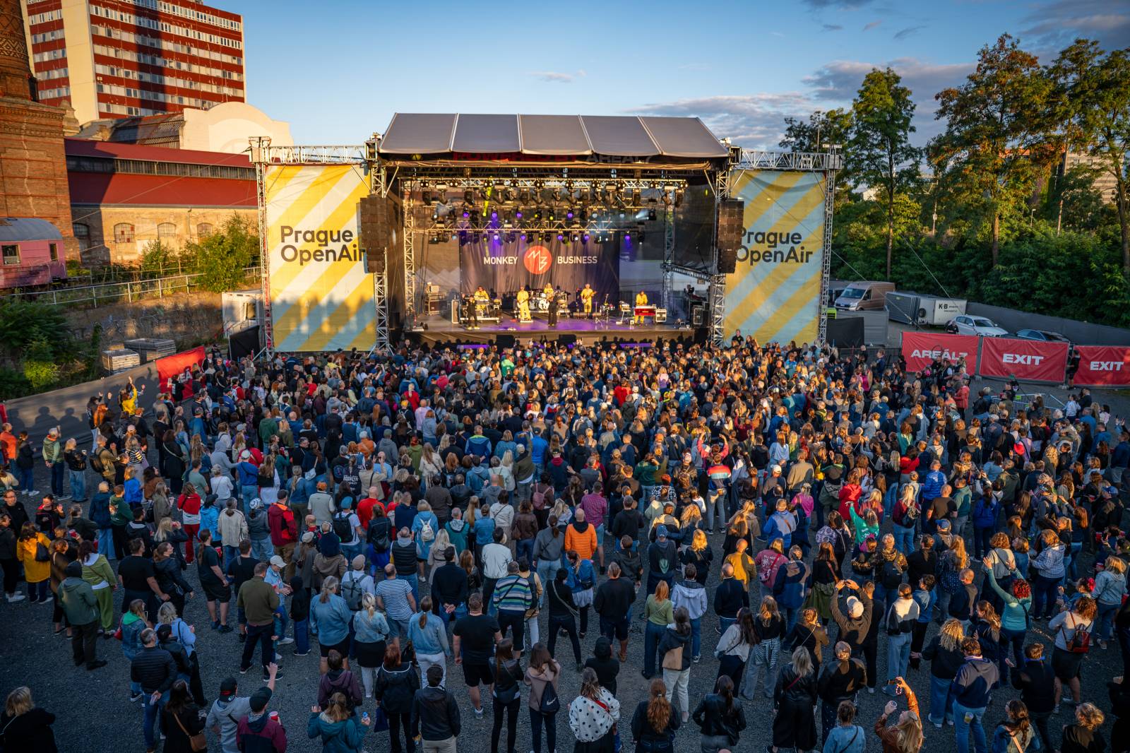 Party plná groovu a nakažlivé radosti. Monkey Business oslavili na Prague Open Air šestadvacáté narozeniny