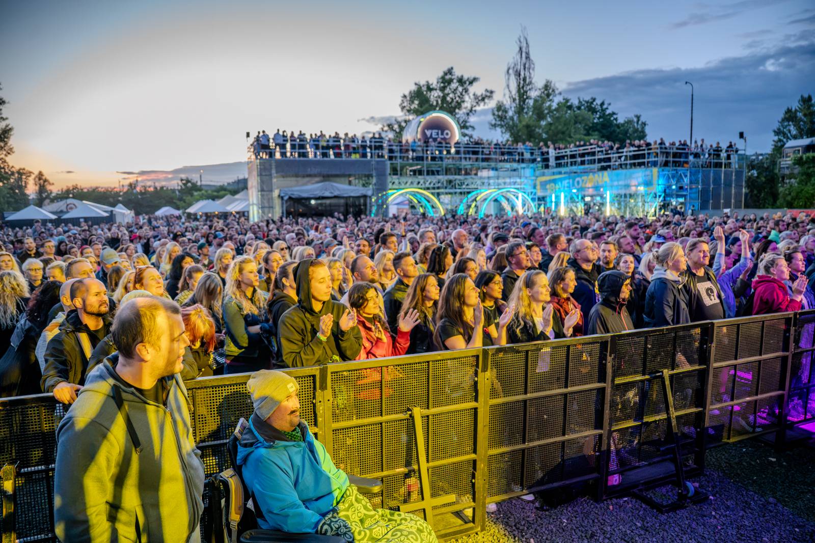 Party plná groovu a nakažlivé radosti. Monkey Business oslavili na Prague Open Air šestadvacáté narozeniny