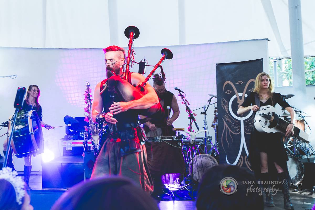 Stromovku zaplnili fanoušci Zaklínače. Deloraine předvedli ohnivou show