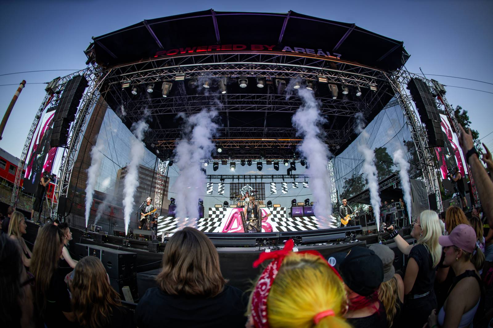Rybičky 48 rozezpívaly Holešovice. Kuba Ryba si zatančil s fanynkami a pozval všechny na jEDEN koncert