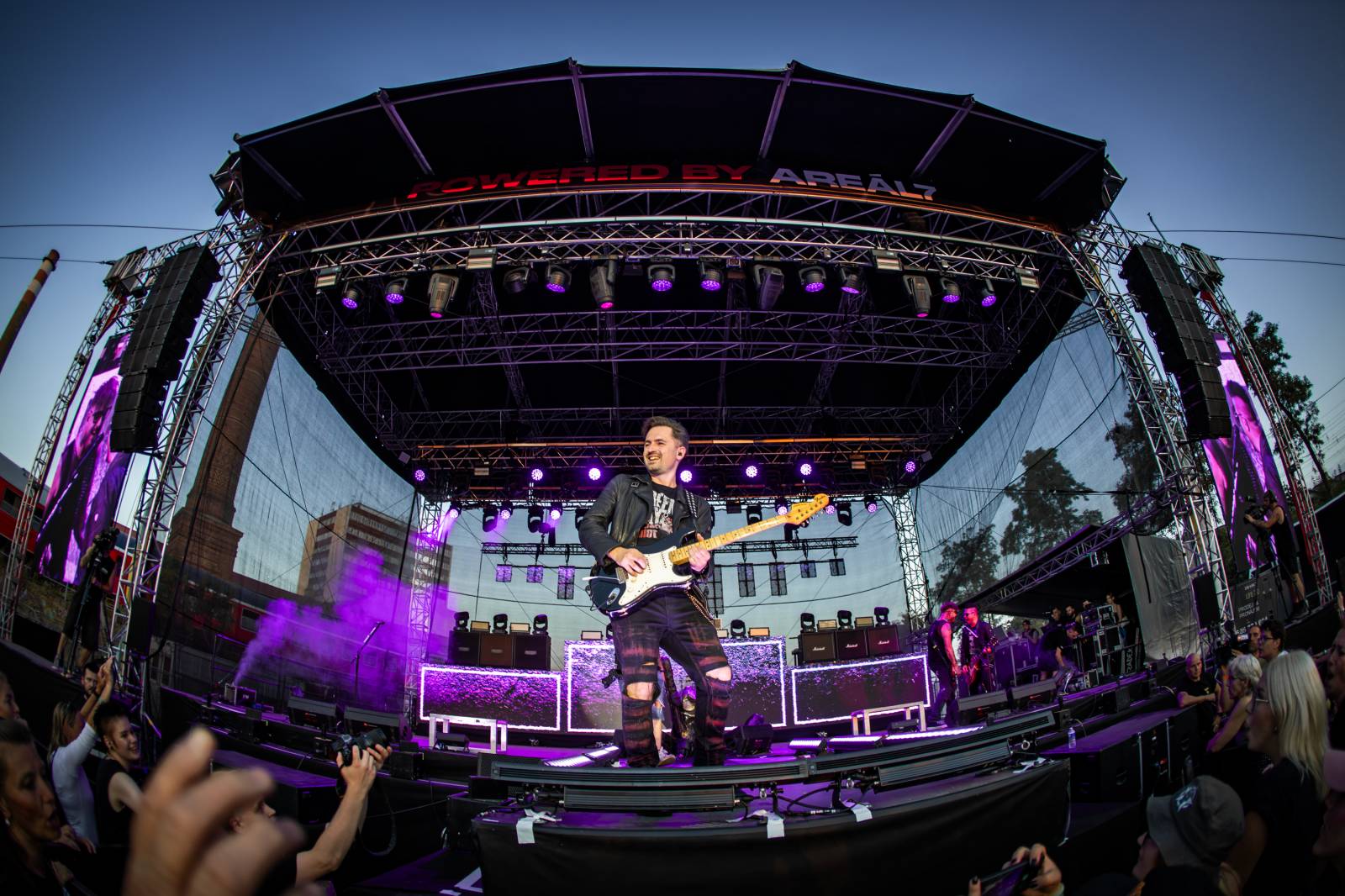 Rybičky 48 rozezpívaly Holešovice. Kuba Ryba si zatančil s fanynkami a pozval všechny na jEDEN koncert