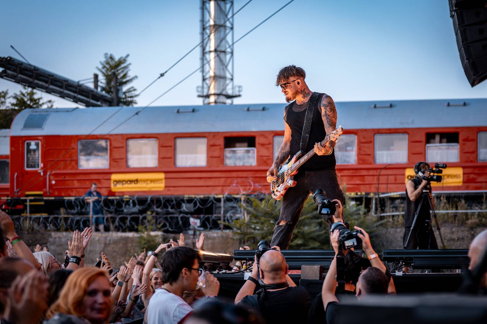 Rybičky 48 rozezpívaly Holešovice. Kuba Ryba si zatančil s fanynkami a pozval všechny na jEDEN koncert
