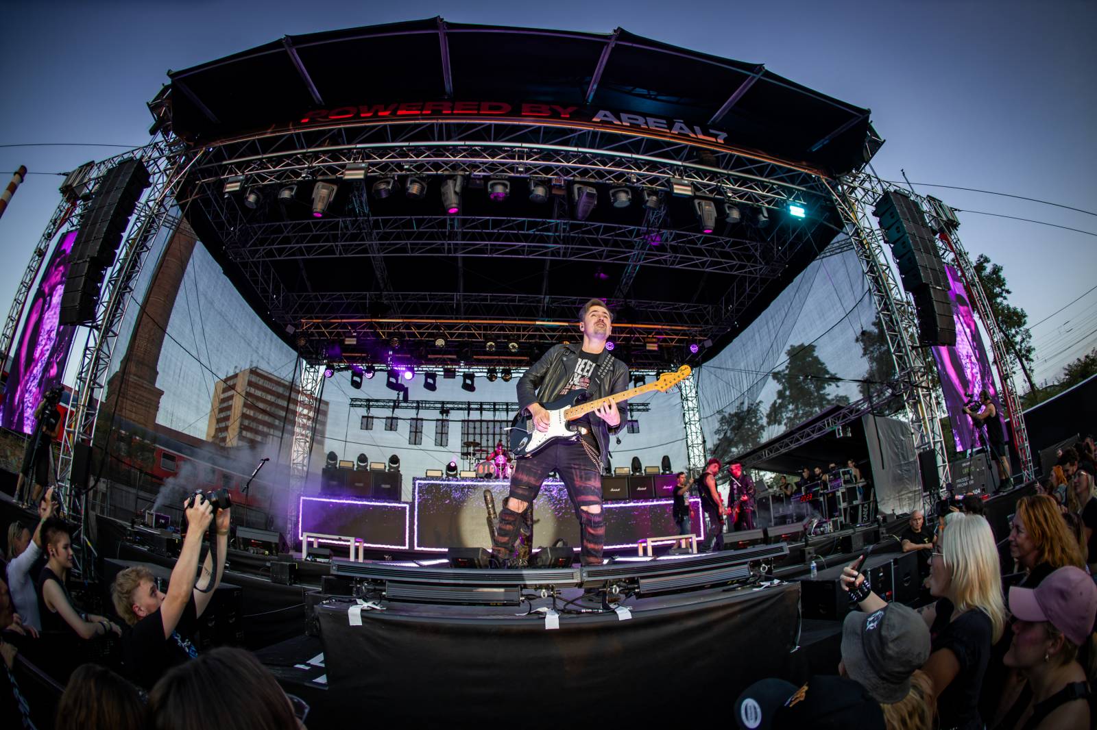 Rybičky 48 rozezpívaly Holešovice. Kuba Ryba si zatančil s fanynkami a pozval všechny na jEDEN koncert