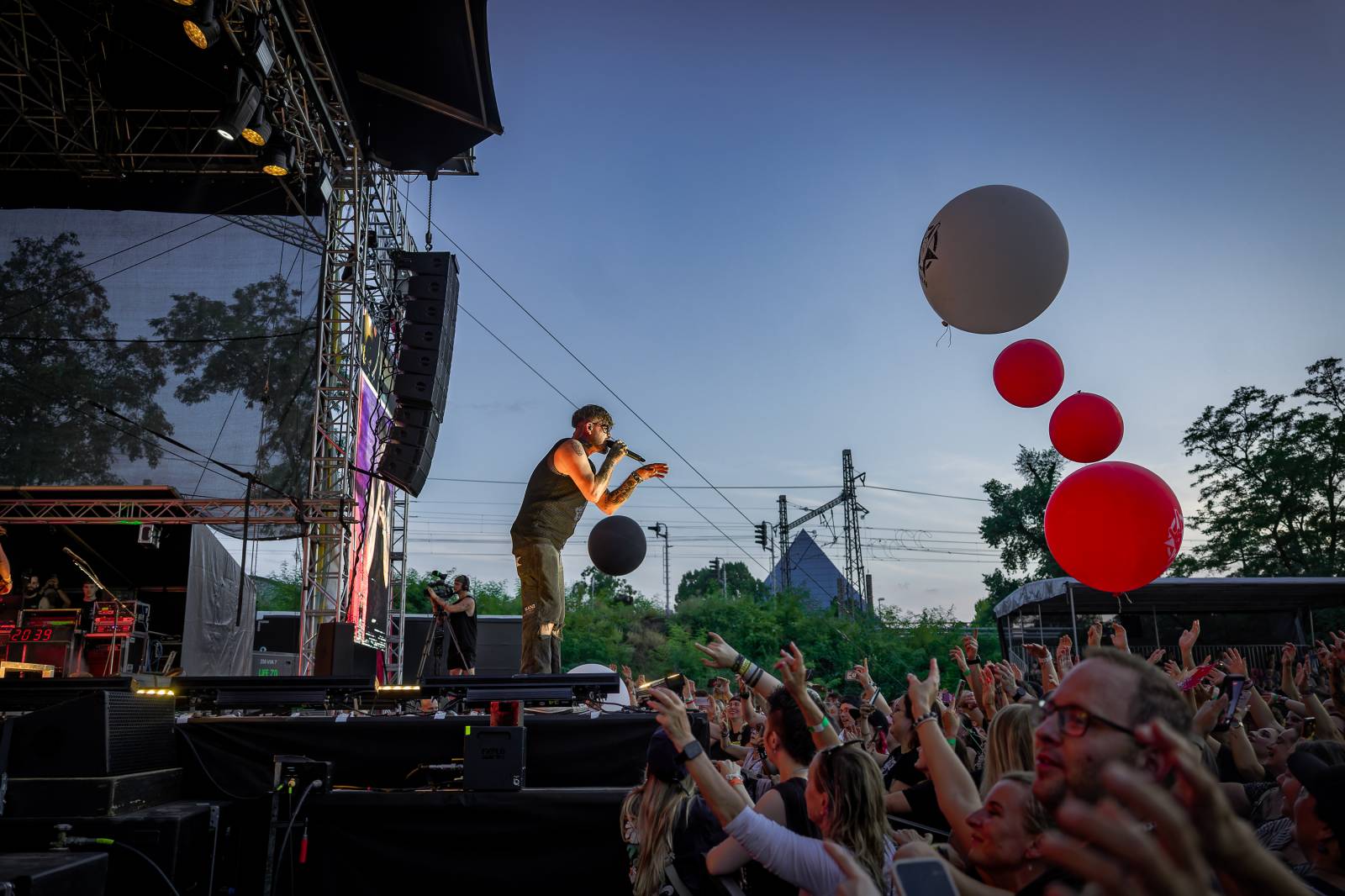 Rybičky 48 rozezpívaly Holešovice. Kuba Ryba si zatančil s fanynkami a pozval všechny na jEDEN koncert