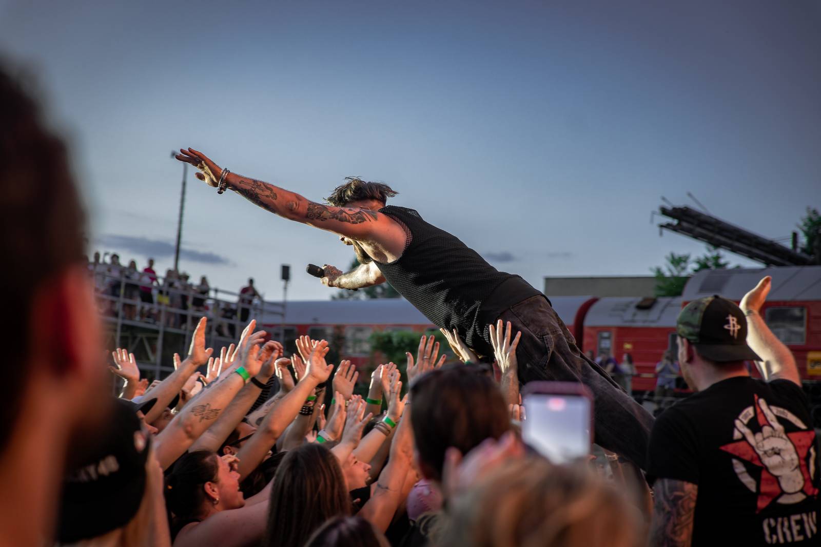 Rybičky 48 rozezpívaly Holešovice. Kuba Ryba si zatančil s fanynkami a pozval všechny na jEDEN koncert