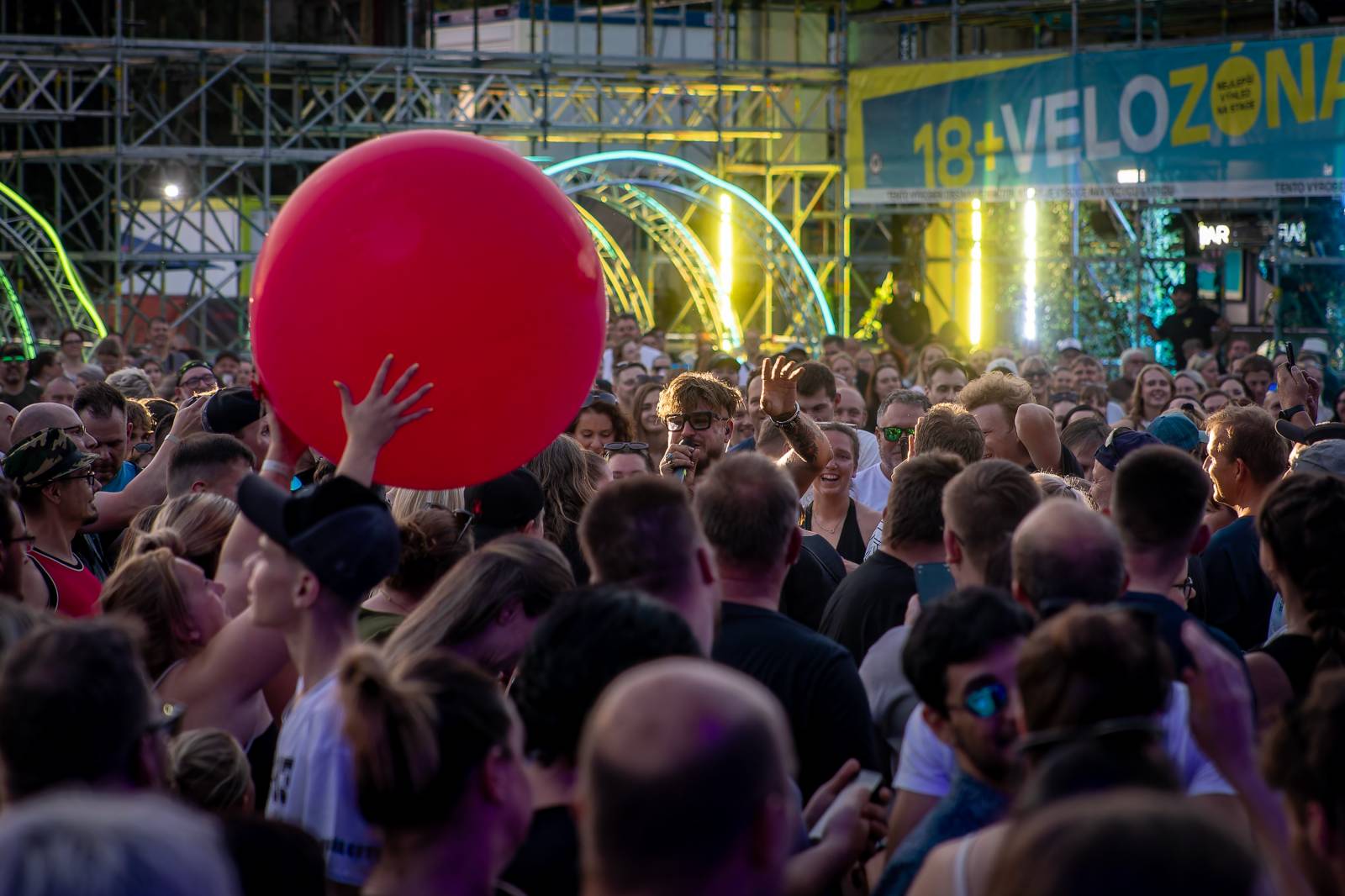 Rybičky 48 rozezpívaly Holešovice. Kuba Ryba si zatančil s fanynkami a pozval všechny na jEDEN koncert