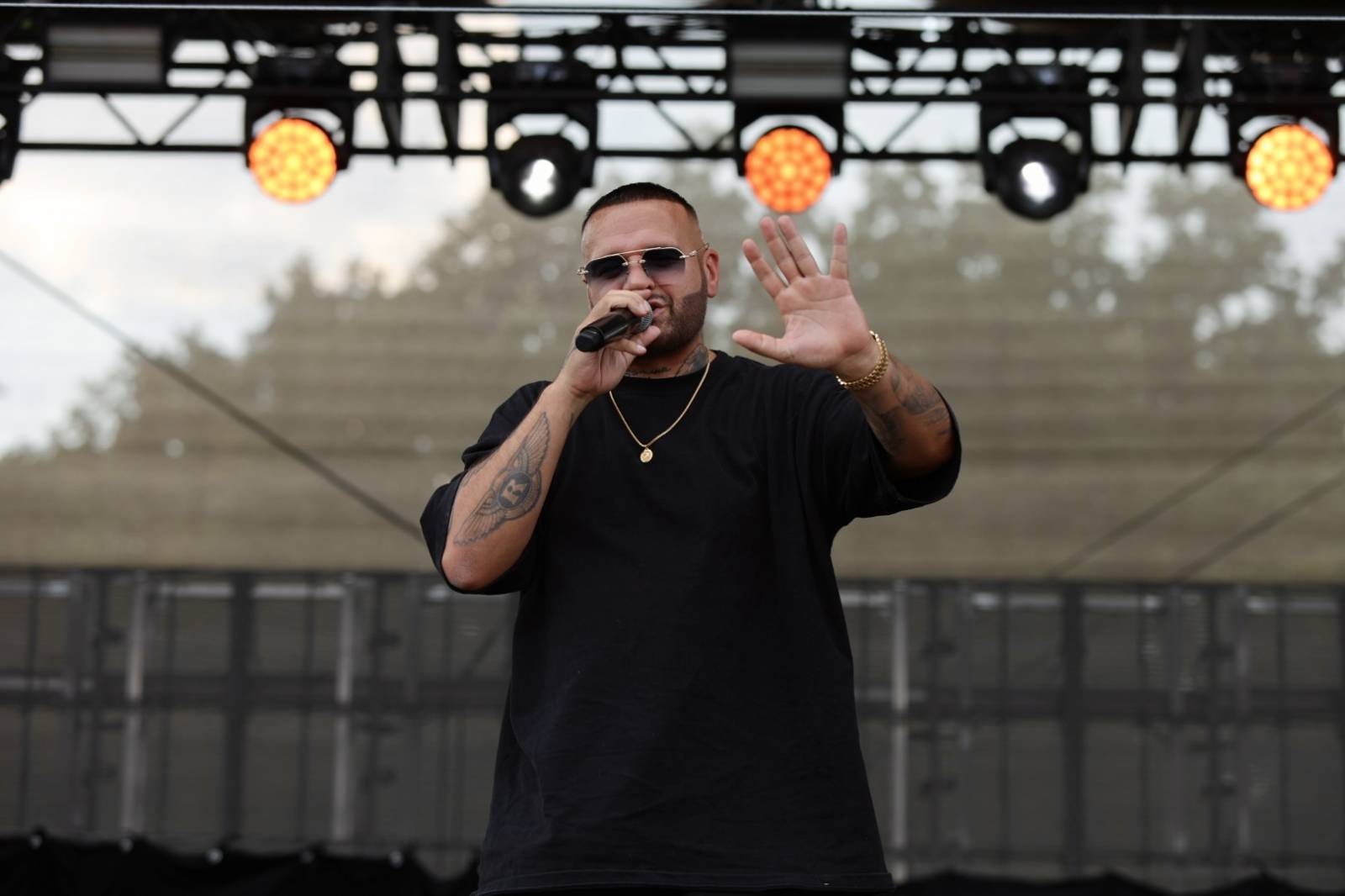 Hrady CZ poprvé v Hluboké nad Vltavou. Festival odstartoval Rytmus, závěr prvního dne obstaraly Rybičky 48