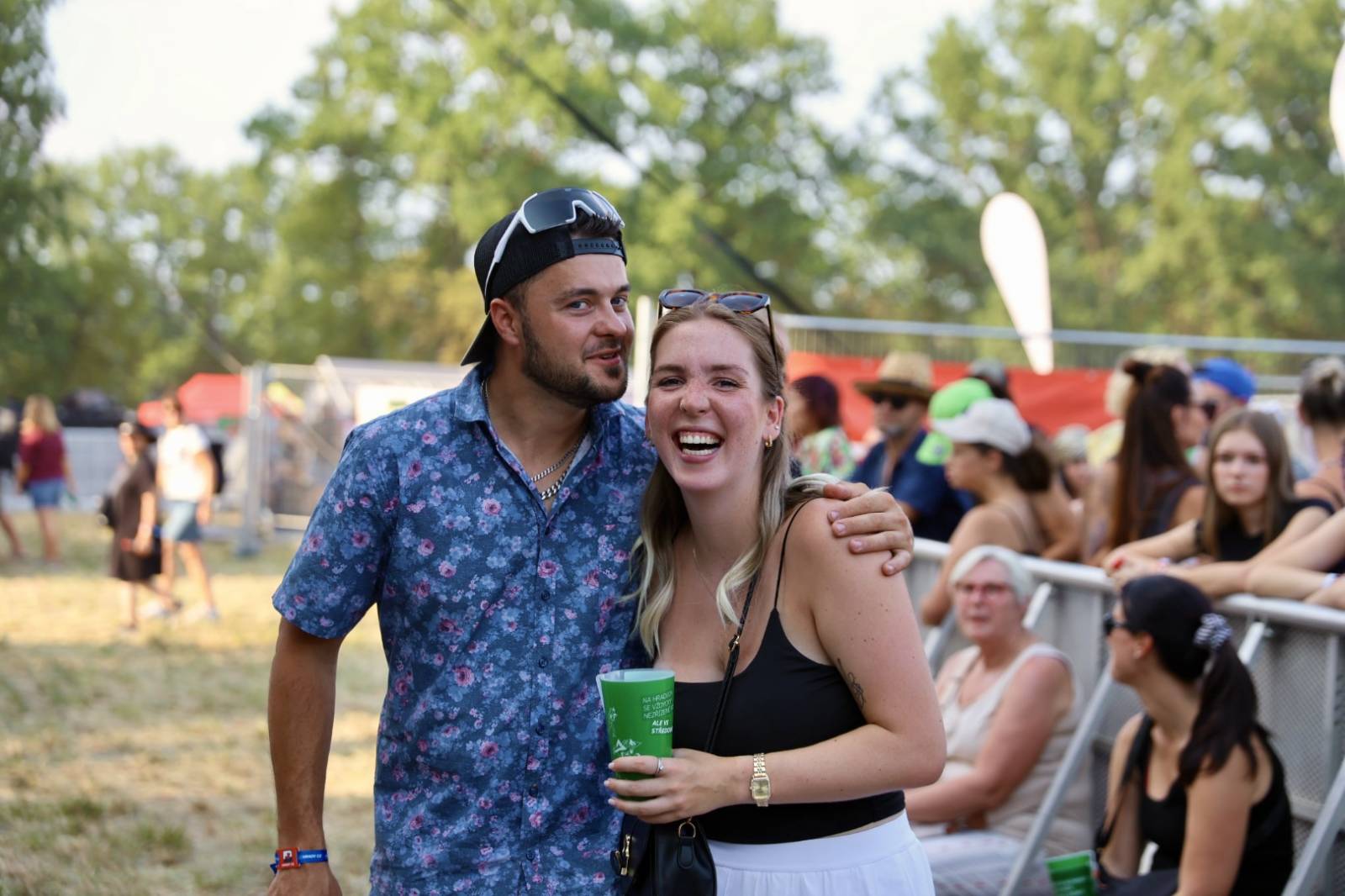 Hrady CZ poprvé v Hluboké nad Vltavou. Festival odstartoval Rytmus, závěr prvního dne obstaraly Rybičky 48